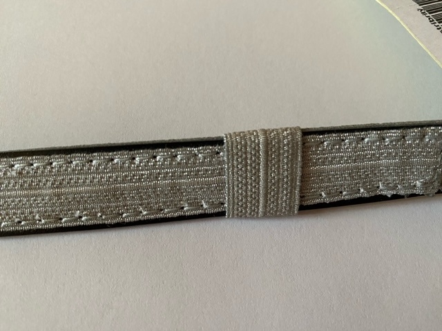 Podbradník 97 stříbřitý