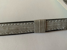 Podbradník 97 stříbřitý