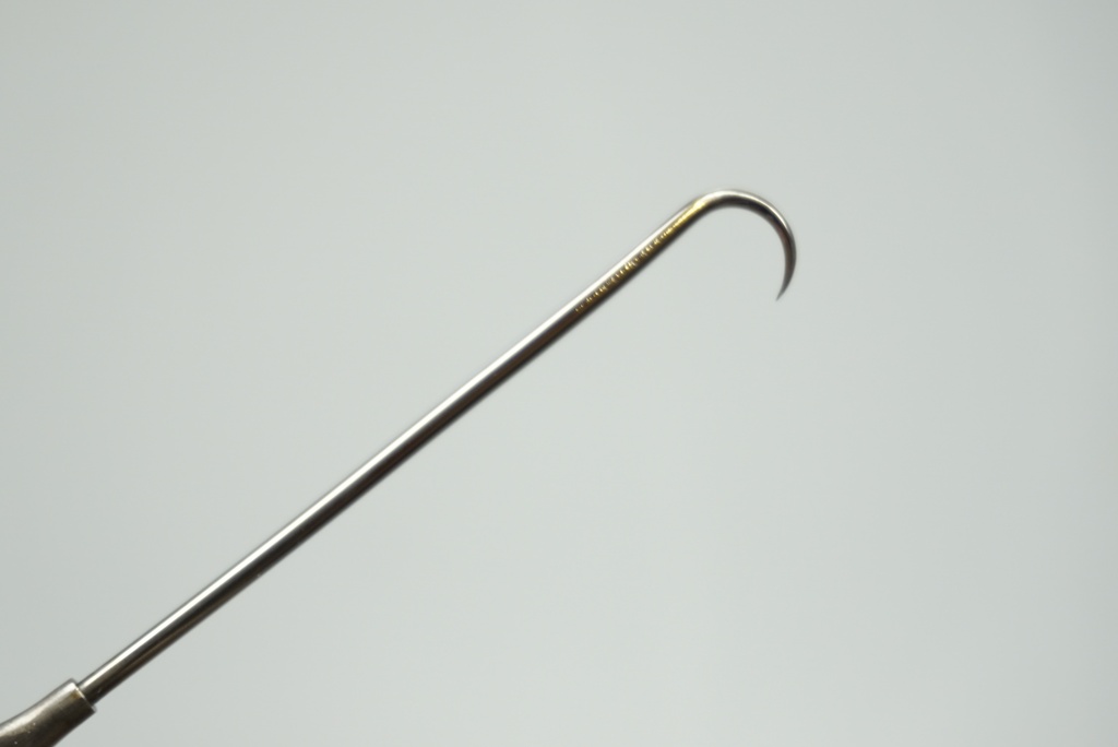 Háček tracheální ostrý jednozubý