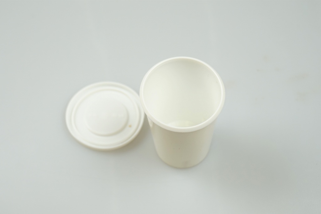 Kalíšek s víčkem